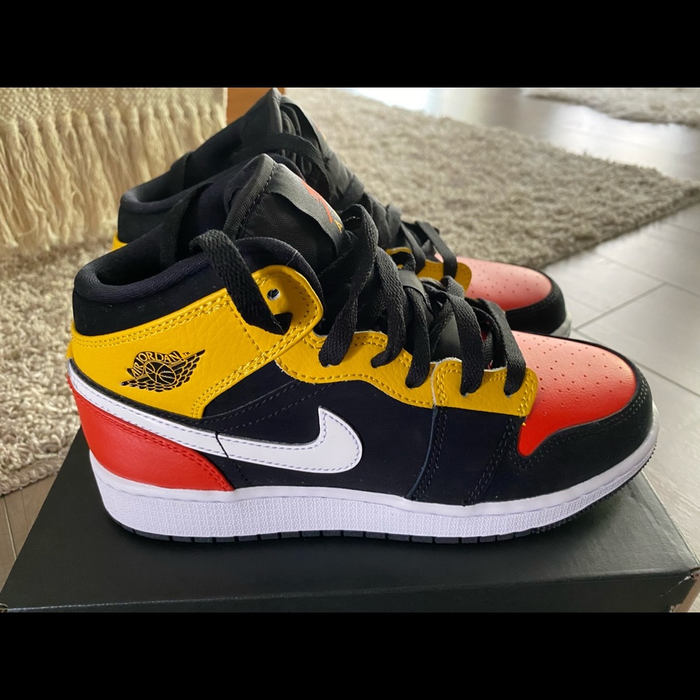 Air Jordan 1 yellow orange black size 5 Y, 6.5 W